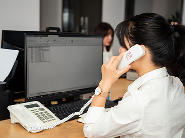 a sales lady on the phone for free preliminary consultation
