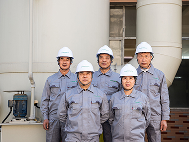5 active engineering workers standing in front of reactors showing their sincere service attitude